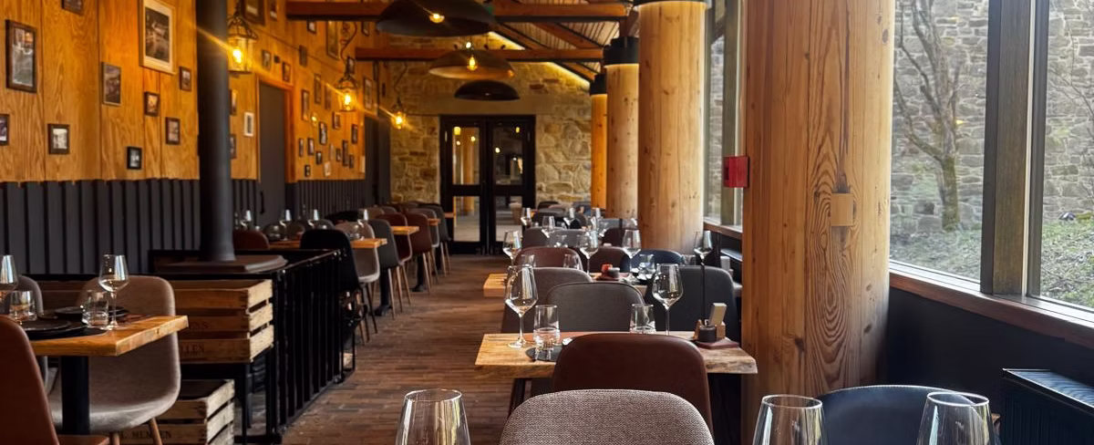 Vue de l'intérieur du bistrot de botrange avec les tables dressées