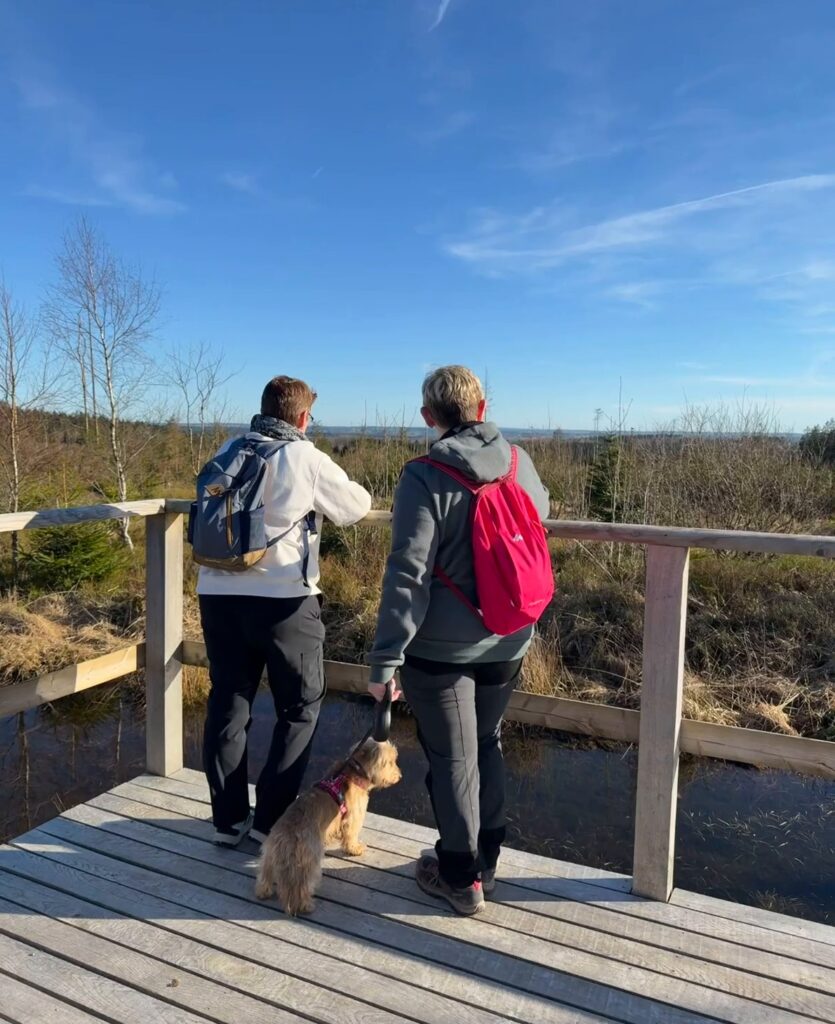 Deux dames et un chien sur une plateforme dans les Hautes Fagnes