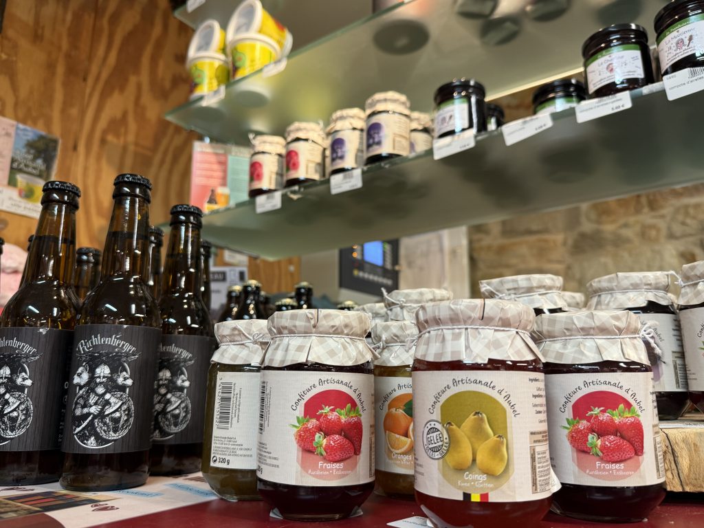 Etalage de produits locaux (bières et confitures) dans la boutique du Parc naturel Hauts Fagnes-eEfel
