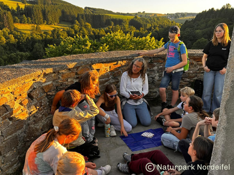 Jeunes au sommet d'une faisant une activité de groupe
