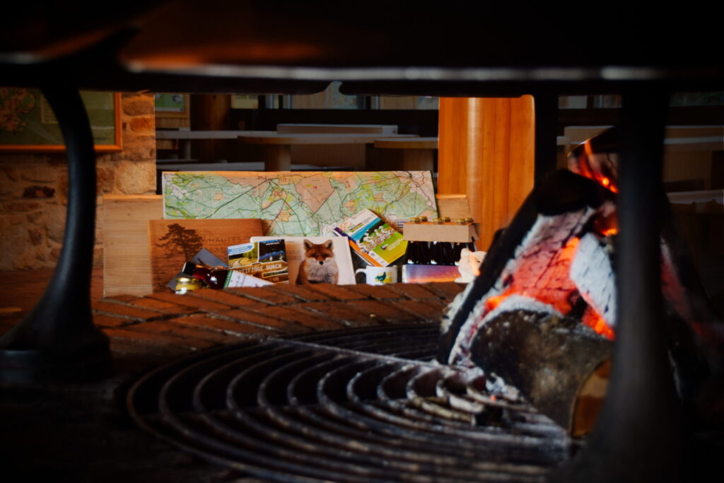 Cheminée avec bois qui se consume de la Maison du Parc botrange